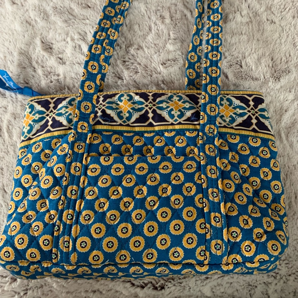 3/$32 Vera Bradley Shoulder bag. EUC. Pretty blue daisy print. 12x9x3, drop-9.